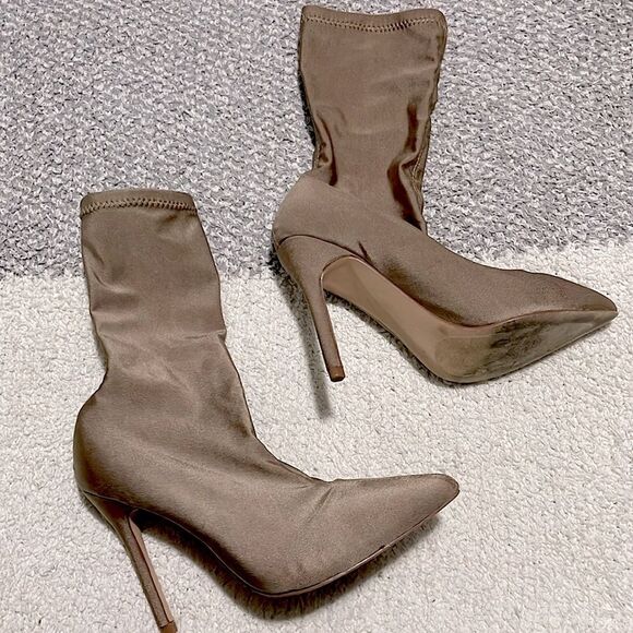 Cape Robbin- 7 - Picture 2 of 5